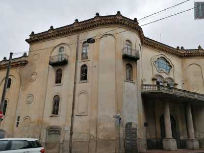 Progettato in stile liberty da un architetto tedesco, l�immobile pare un piccolo castello